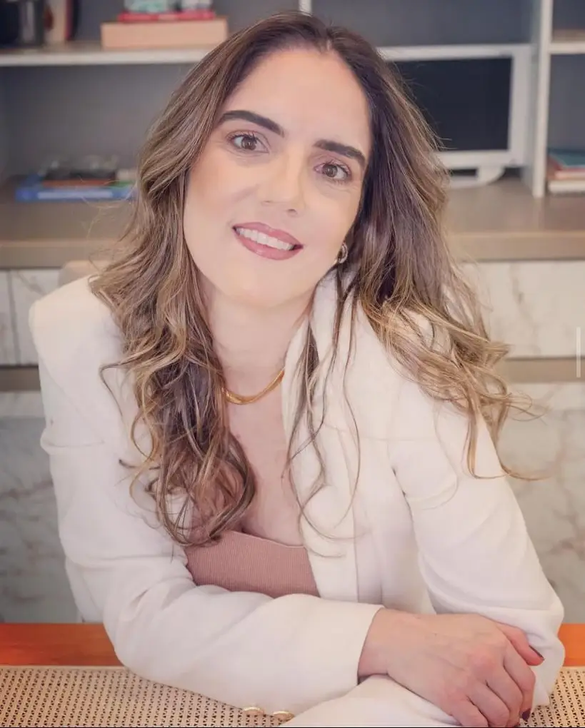Imagem médica Dra. Janaina Salgado em ambiente clínico